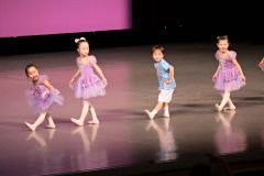 練習を積んだダンスを披露する子どもたち