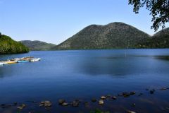 湖畔からは天望山（くちびる山）が然別湖の奥にそびえる