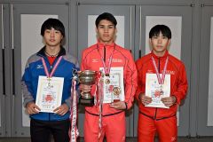 高校男子スプリントの上位入賞者。左から２位の小坂陽汰、優勝の軍司冬馬、３位の横山颯介