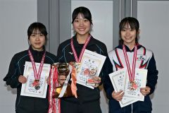 高校女子総合の上位入賞者。左から２位の熊谷しゅう、優勝の西川想乃、３位の小丹枝萌衣