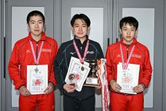 高校男子総合の上位入賞者。左から２位の堀川雄大、優勝の細川晃太郎、３位の坂野誠道