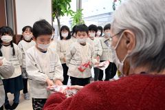 施設利用者からのお返しとしてプレゼントを受け取る園児（５日午前１０時４０分ごろ、須貝拓也撮影）