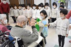 コムニの里おびひろにクリスマス飾りをプレゼント　第一いずみ幼稚園～師走スケッチ