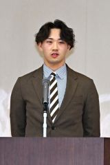 壇上で高校時代の思い出を振り返る片山楽生投手（６日９時半ごろ、白樺学園高校で。須貝拓也撮影）