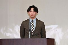 壇上で高校時代の思い出を振り返る片山楽生投手（６日９時半ごろ、白樺学園高校で。須貝拓也撮影）