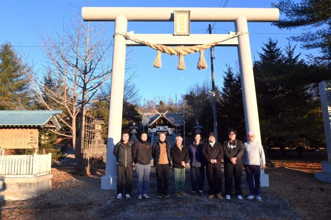 新しいしめ縄で新年を　町民有志が手作り　池田神社