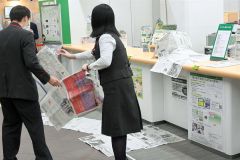 犯人が立ち去ったあとは、新聞紙を敷いて現場を保存した