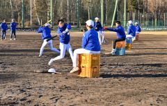 雪のないグラウンドでバッティング練習をする帯南商の野球部員（７日、午前９時１５分ごろ、帯広南商業高校で。金野和彦撮影）