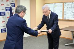 表彰状などが夷石副会長（右）に手渡される様子