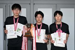 男子総合の上位入賞者。左から２位の鎌田碧生（緑南）、優勝の所旺佑（札内東）、３位の加藤煌瑛（大樹）