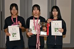 女子スプリントの上位入賞者。左から２位の宮浦柚葵（帯七）、優勝の山本彩瑛（大樹）、３位の笹渕花乃（帯七）