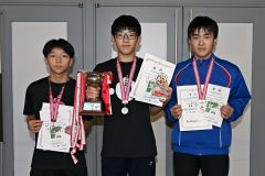 男子スプリントの上位入賞者。左から２位の鎌田悠仁郎（中札内）、優勝の宮本哲朗（帯一）、３位の渡邉智悠（中札内）