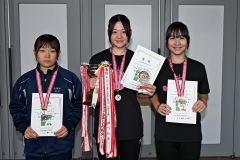 女子総合の上位入賞者。左から２位の河村京葉（士幌中央）、優勝の成田陽愛（帯五）、３位の長岡和（帯一）