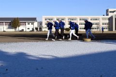 土の上を走る帯南商の野球部員（７日、午前８時４５分ごろ、帯広南商業高校で。金野和彦撮影）