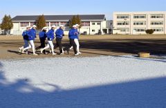 練習でグラウンドの土の上を走る帯南商の野球部員（７日、午前９時１５分ごろ、帯広南商業高校で。金野和彦撮影）