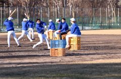 雪のないグラウンドでバッティング練習をする帯南商の野球部員（７日、午前９時１５分ごろ、帯広南商業高校で。金野和彦撮影）