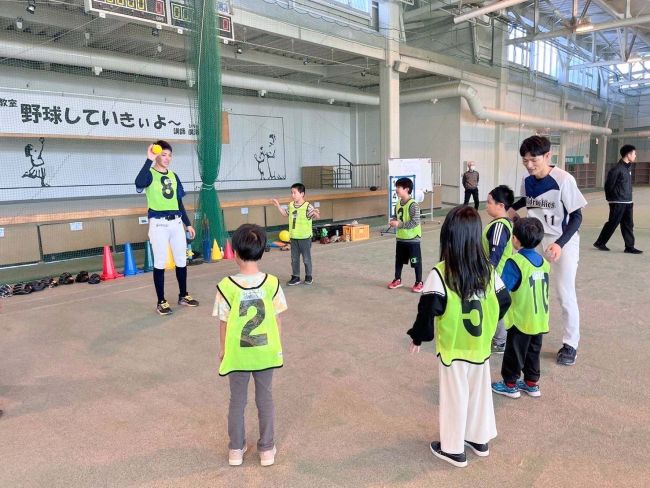 ＪＩＣＡ海外派遣控えた廣瀬さん、芽室の子どもたちに野球指導　白樺学園高生も協力