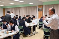 足寄町産の食材を中心に使った本格的なフレンチ勝利を楽しむ足寄中学生