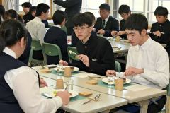 町産食材のフルコース料理、足寄中３年生に　生産者提供、シェフ腕振るう