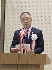 あいさつする丸山会長