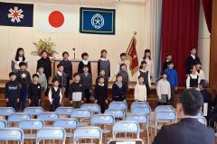全校合唱する児童ら