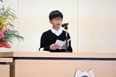 あいさつする猪股児童会長