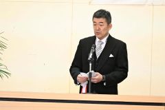 出席者らに向けてあいさつする萩原校長