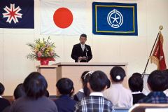 出席者らに向けてあいさつする萩原校長