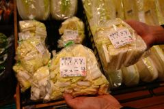 野菜２倍高値も　本州産地天候不順　カット販売で工夫 2