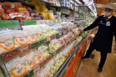 サラダ用カット野菜も人気（ぴあざフクハラ西帯広店）