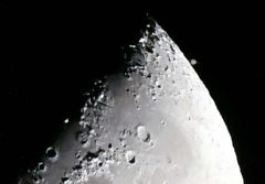 月に裏に隠れる間際の土星（月の縁にある右上の点、８日午後６時４４分ごろ、広尾町内で）