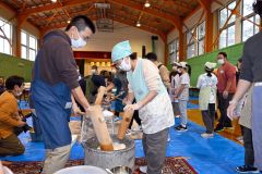 途別小学校で行われた餅つき集会（金野和彦撮影）