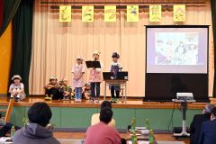 学校の水田での稲作活動を振り返る発表を行う児童ら（金野和彦撮影）