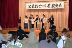 合唱を披露する糠内小学校の児童ら