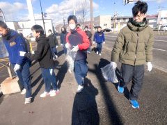 ボランティアで町内の清掃を行う足寄中学生