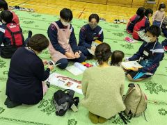 乳児に触れるなどして命の尊さを学んだ足寄中学生