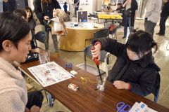 さまざまな科学実験や体験を楽しんだ来館者