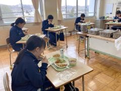 授業で学んだレシピを元に作られたサンドイッチを?張る勇足中学生