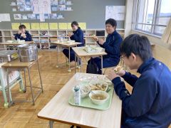 授業で学んだレシピを元に作られたサンドイッチを?張る勇足中学生