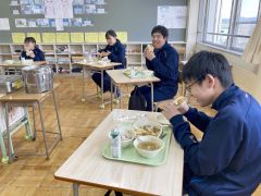 授業で学んだレシピを元に作られたサンドイッチを?張る勇足中学生