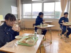 授業で学んだレシピを元に作られたサンドイッチを?張る勇足中学生