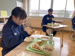 授業で学んだレシピを元に作られたサンドイッチを食べる勇足中学生