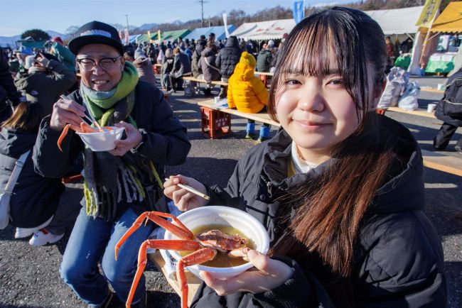 貴重なカニ味わう、広尾まんぷくまつり～写真特集