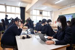 シュミレーションゲームで契約したい企業を投票する学生たち