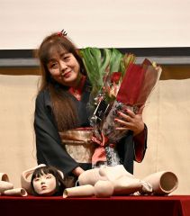 花束が贈られた伽井丹彌さん