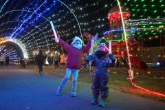 遊具などが電飾に包まれた更別農村公園。電飾のトンネルには子どもたちも笑顔