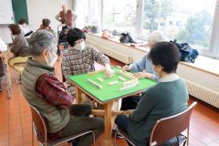 マージャンに熱中する参加者
