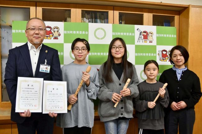 陸別小３人、リコーダー全道大会で「いい音色を」　町教委訪れ抱負