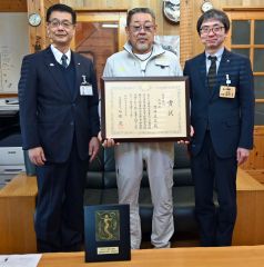 田中町長（左）、及川副町長（右）に受賞を報告する惣田さん