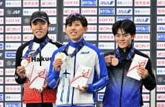 男子５０００メートル表彰。（左から）２位の土屋陸、優勝の一戸誠太郎、３位の佐々木翔夢（金野和彦撮影）